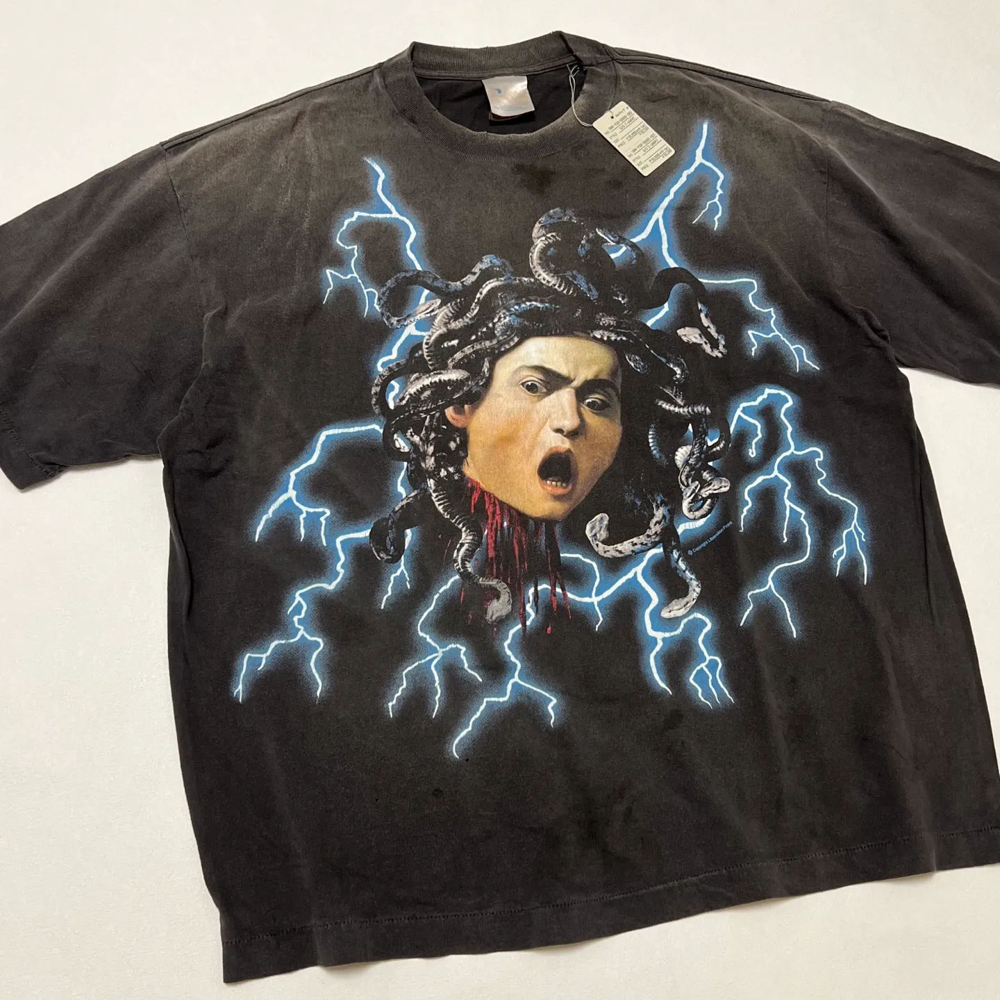 SAINT Mxxxxxx MEDUSA SS TEE/BLK Medusa Hydra retro sulfur-dyed short-sleeves, washed black S-XL, cylindrical fabric with no side seams, the open width is almost meaningless, Assute ready-to-wear dyeing, the whole piece faded, collar and cuffs frayed, many hangings, oversized printing position, genuine level restoration, customized joint main mark/wash mark/with little angel anti-counterfeiting
